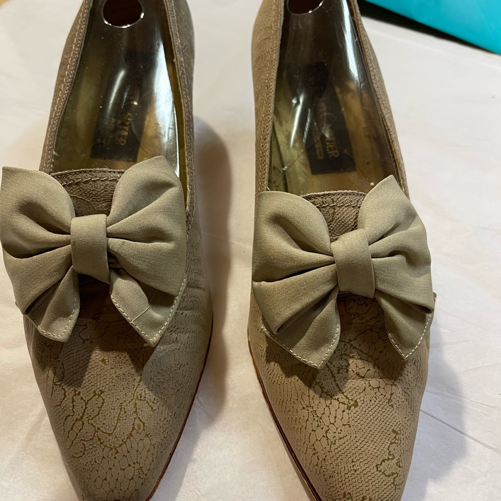 Vintage Roland Cartier beige/gold Italian leather embossed 2” heel ladie…